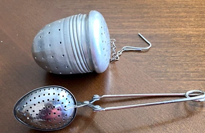 Lote de 2 infusores de té vintage - bola con gancho y cadena + tipo apretón mango largo Foto 1 de 4