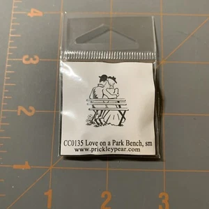 Sello de goma Prickley Pear Love en un banco de parque - Imagen 1 de 1