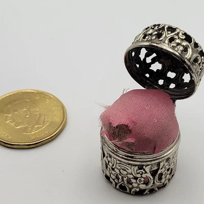 Antiguo estuche victoriano con dedal floral de plata de ley con relleno sin monograma Foto 1 de 4