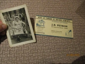Fillette en Ancienne Poussette & Carte commerciale de Fabriquant J-B Peyron Lyon - Imagen 1 de 2