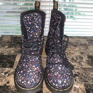 Dr Martens Page Courtney Floral Black Canvas 8 Eye Lace Boots Size 7 US - Picture 1 of 8