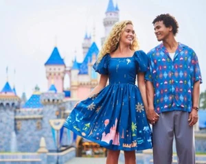Abito nuovo con etichette D23 Expo Disney Puffy taglia small blu navy Ashley Eckstein & Ashley Taylor - Foto 1 di 5