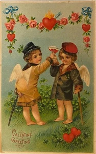 Postal del Día de San Valentín ~ Dos Chicos Querubines Usando Abrigos de Invierno Bebiendo Vino - Imagen 1 de 2