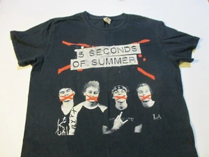 5 SECONDS OF SUMMER ROCK OUT WITH YOUR SOCKS OUT 2015 TOUR T-SHIRT MED - Picture 1 of 11