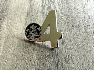 Spilla Grembiule Barista Starbucks Caffè Dipendente Anniversario 4 Toni Argento Premio - Foto 1 di 3