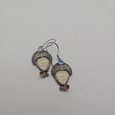 Pendientes colgantes de plata de ley 925 con ojos cerrados cara de diosa de Bali de topacio Foto 1 de 4