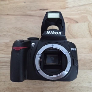 Solo cuerpo de cámara Nikon D3000 10,2 MP DSLR (CN104) - Imagen 1 de 4