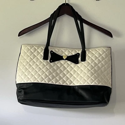 Cartera acolchada de cuero sintético Betsey Johnson blanca y negra con logotipo de hueso de perro LEER Foto 1 de 4
