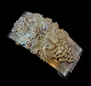 Brazalete vintage de latón victoriano renacimiento hojas de uvas en relieve - Imagen 1 de 7