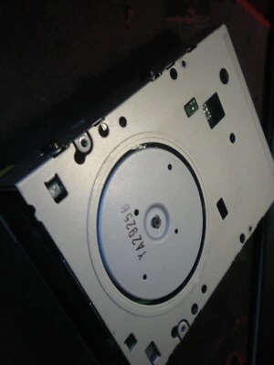 Compaq 1.44MB 3.5" Internal Floppy Drive SFD-321B/LCPN7 176137-F30 BENZELESS - Image 1 of 4