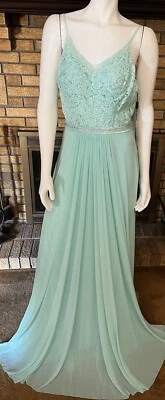 Vestido Faviana verde menta bordado malla talla 12 Foto 1 de 4