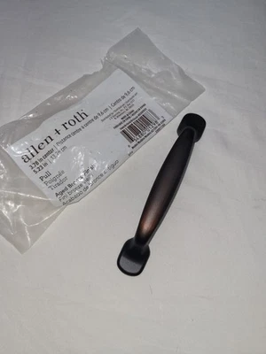 Allen + Roth ~ Centro de 3,78" ~ Tirador Pull ~ Acabado Bronce envejecido Sin herrajes Foto 1 de 4