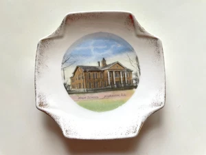 Antico piatto souvenir ceramica edificio MORRISON ILLINOIS HIGH SCHOOL 1900 ottime condizioni - Foto 1 di 6