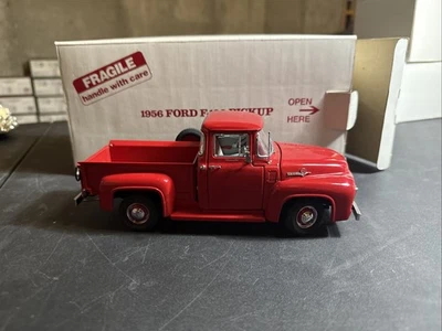 Ford F-100 1956 camioneta Danbury como nueva cabina personalizada roja fundido a presión 1:24 Foto 1 de 4