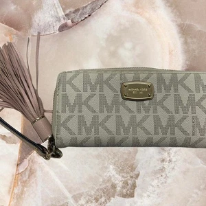 Michael Kors wallet with tassel - Picture 1 of 5