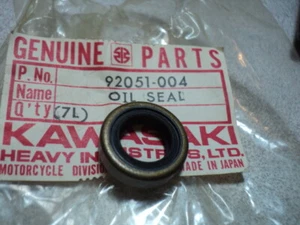 1987-88 KAWASAKI KSF250 KSF 250 MOJAVE CUBIERTA INVERSA SELLO DE ACEITE NUEVO FABRICANTE DE EQUIPOS ORIGINALES 92051-004 - Imagen 1 de 3