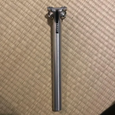 Tija de sillín ajustable ADEPT Centrum 27,2 plateada Foto 1 de 4