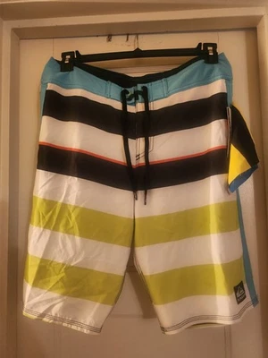 Raro artículo de muestra Quicksilver 32 Board Shorts para hombre Bk, amarillo, rayas acuáticas NUEVO Foto 1 de 4