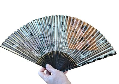 Ancien Éventail Asiatique en Bambou Laqué Noir et Papier Peint de Grues en Vol  - Photo 1/4