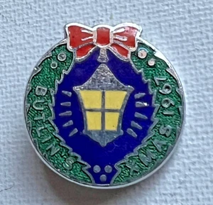 VINTAGE BUTLINS WEIHNACHTEN 1967 J.R. GAUNT SELTENE EMAILLE KRANZ LATERNE ANSTECKNADEL ABZEICHEN - Bild 1 von 4