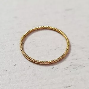 Anillo banda apilable delgado chapado en oro 14K corte láser clásico tamaño 6,5 hecho en Israel - Imagen 1 de 12