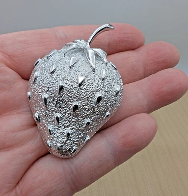 Broche libro de hielo fresa vintage Sarah Coventry 2" plato de plata 1968 Foto 1 de 4