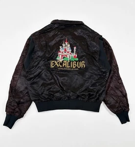 Vintage 1990er Excalibur Hotel Casino Las Vegas schwarze Bomberjacke passt Medium - Bild 1 von 21