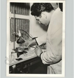 SCIENTIST Tests Radioactive Chemical Sample, Atomic Lab, Vtg. 1955 Press Photo - Picture 1 of 2