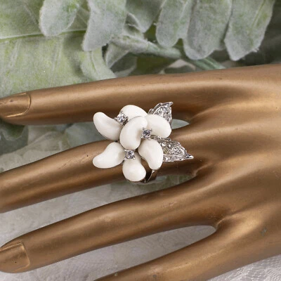 Anillo enchapado en rodio con diamantes de imitación transparentes de resina blanca en capas de 5,75 por CL Foto 1 de 4