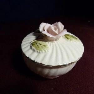 SCHMUCKKÄSTCHEN - gewellter Rand & ROSE oben drauf, Porzellan von Ucagco - Japan - NEUWERTIG - Bild 1 von 7