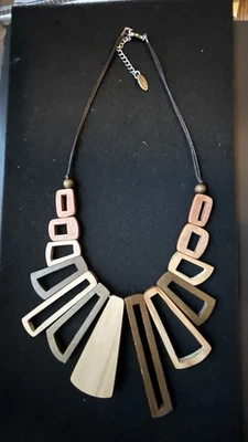Collar Sylca llamativo moderno cuentas de madera con fregona negrita gruesa Foto 1 de 4