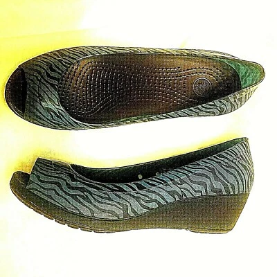 Zapatos sin cordones Crocs Carlisa gráfico animal para mujer talla 6W cuña azul "modificado" Foto 1 de 4