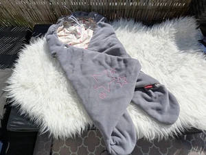 BYBOOM Baby Einschlagdecke für Babyschale grau pinke Sterne - Bild 1 von 8