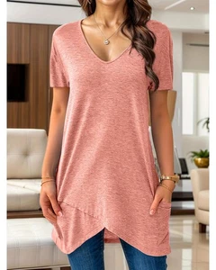 Everyday the Label Full Size V-Neck Pocket Front Asymmetric Hem T-Shirt Plus - Foto 1 di 4