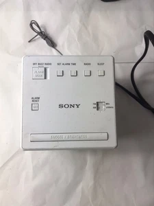 Sony ICF-C1 Würfeluhr AM/FM Radio Tuner mit Auto Set - Weiß - Bild 1 von 6