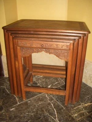Nido de cuatro mesas, influencia oriental, nogal, lateral, principios del siglo XX Foto 1 de 4