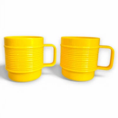 Conjunto de 2 canecas de café amarelas Rubbermaid empilháveis com nervuras amarelas brilhantes 3819 vintage - Imagem 1 de 4