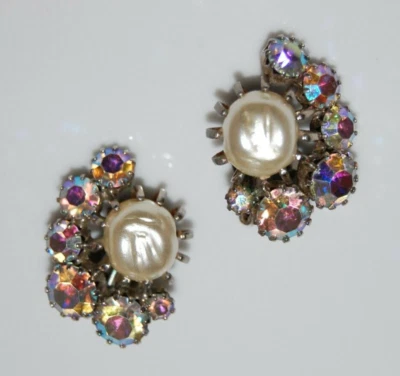 ELEGANT VTG MCM WEISS BAROQUE FAUX PEARL AURORA BOREALIS CRYSTALS CLIP EARRINGS - Image 1 of 4