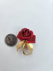 Vintage 1981 Cerna rote Rose Brosche Anstecknadel goldfarben Metall Blumen Schmuck Geschenk - Bild 1 von 4