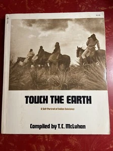 Touch the Earth by Terry C. McLuhan (1972 Pocket Book Edition) - Foto 1 di 4