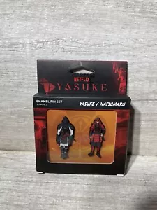 Juego de pines esmaltados Yasuke 2" de alto Netflix conjunto de 2 YASUKE/NATSUMARU - Imagen 1 de 4