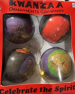 12 Ornamenti Afroamericani Kwanzaa Celebrazione 4 In Scatola Lotto Di 3 Infrangibili - Foto 1 di 8