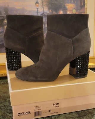 BOTÍN DE GAMUZA GRIS CARBÓN MICHAEL KORS ARABELLA CRISTAL TACÓN ALTO CREMALLERA LATERAL 9,5 Foto 1 de 4