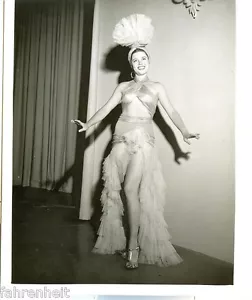 ORIGINAL B&W WARNER BROS PHOTO 4x5 SEXY LEGGY SHOW GIRL 1940's #273 - Picture 1 of 1