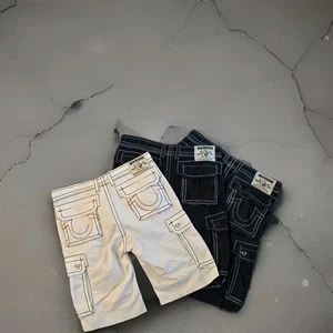 True Religion Big T Cargo abgeschnittene Herrenshorts Größe 34 – Sie wählen T, R oder U - Bild 1 von 17