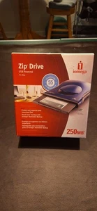 IOMEGA ZIP 250 USB EXTERNAL DISK DRIVE IN BOX WITH MANUAL AND SOFTWARE - Photo 1/3