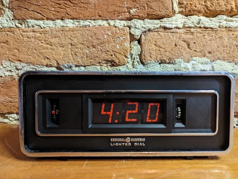 Vtg GE General Electric Alarm Flip Clock Lighted Dial Model 8132 -4A Black Works Cover