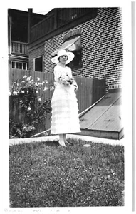 MÄDCHEN MIT HUT & BLUMEN, ROCHESTER, NY, 1920er Jahre. Vintage 5,2" x 3,2" FOTO * X1/1 - Bild 1 von 2