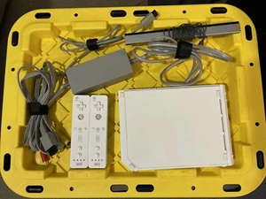 Nintendo Wii weiße Videospielkonsole (RVL-001) mit zwei Controllern - Bild 1 von 8
