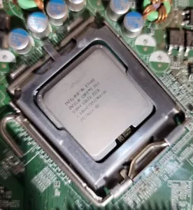 Intel SLB9Y E7400 Intel Core 2 Duo 2.8GHz LGA775 CPU Processor - Picture 1 of 7